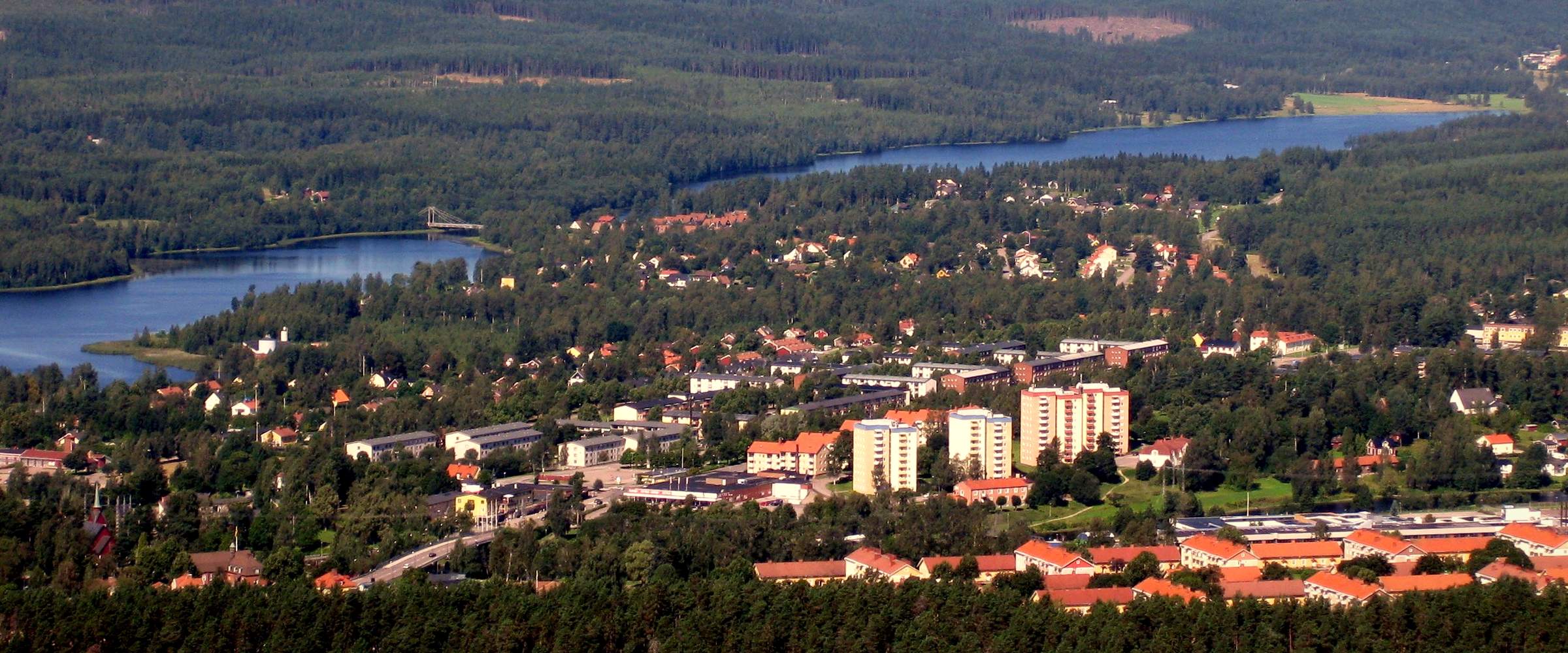 Hagfors centrum från ovan, med bostadshusen och sjöarna bakom