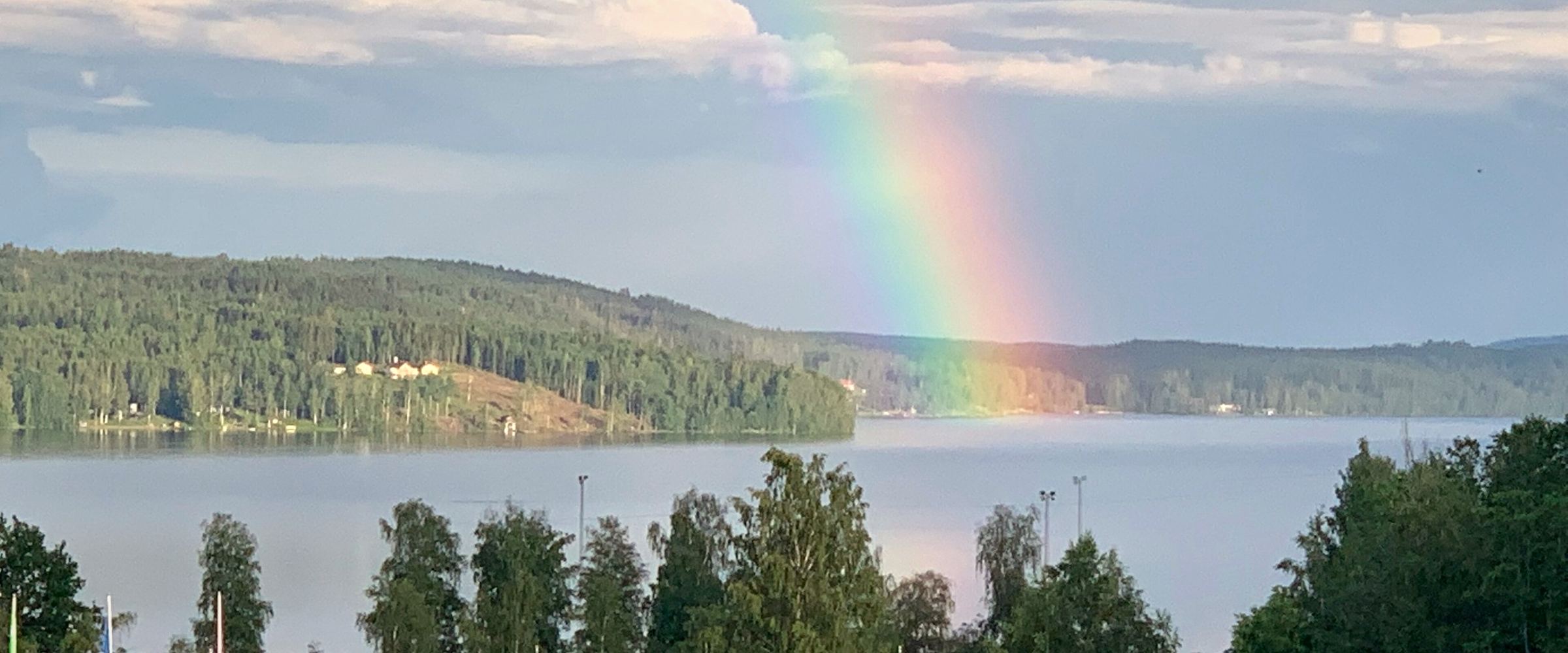 Regnbåge över sjön Fryken vid Sunne en sommardag