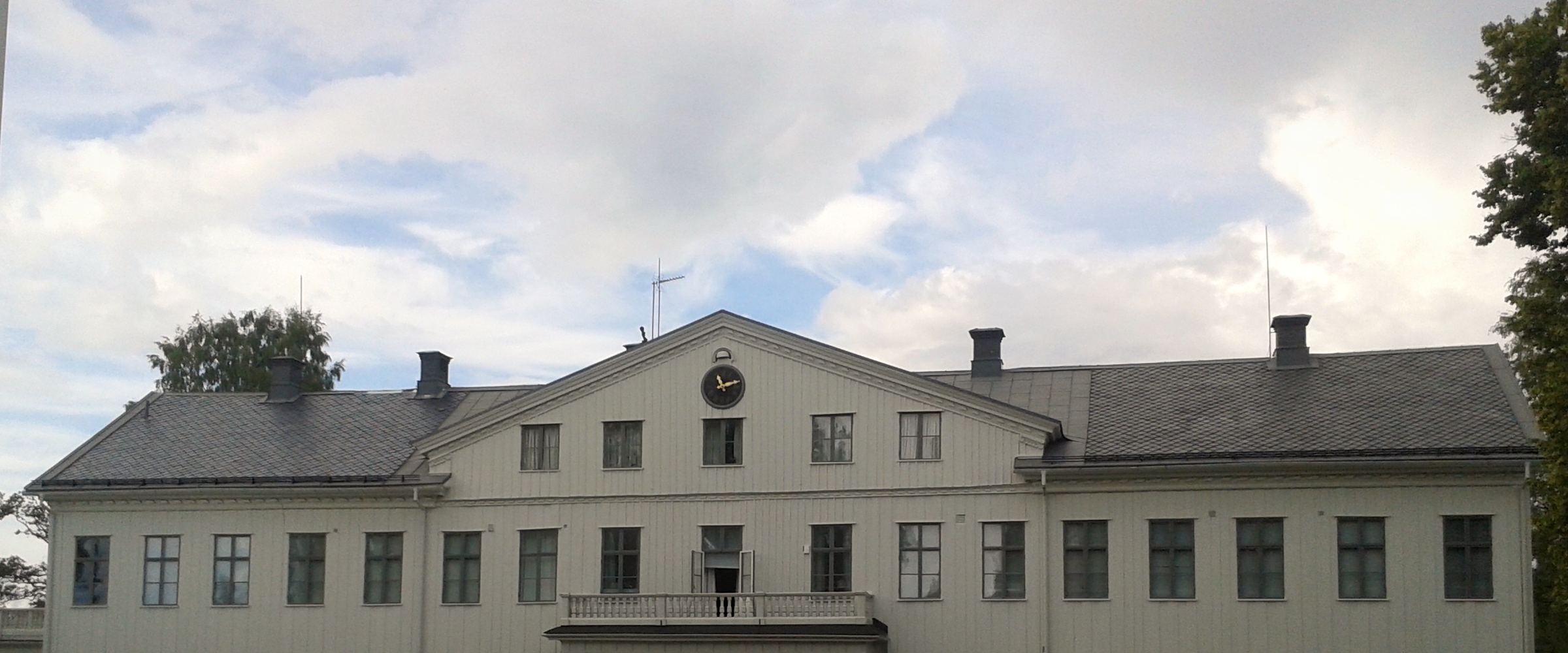 Uddeholms Herrgård, en ljus herrgårdsbyggnad med en klocka i gaveln